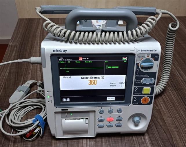 "جهاز صدمات كهربائية مستعمل كسر زيرو صنيى ماركة مندراى Defibrillator Model Mindray BeneHeart D6 "